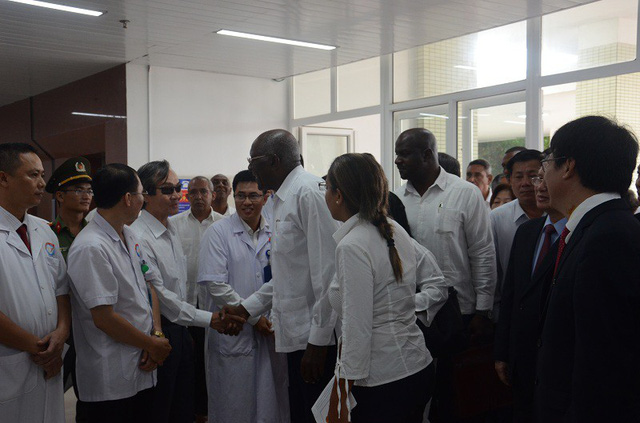 Ông Salvador Valdés Mesa cùng đoàn đại biểu đi thăm cơ sở vật chất , thăm hỏi đội ngũ y, bác sĩ đang công tác tại Bệnh viện Hữu nghị Việt Nam – Cuba Đồng Hới
