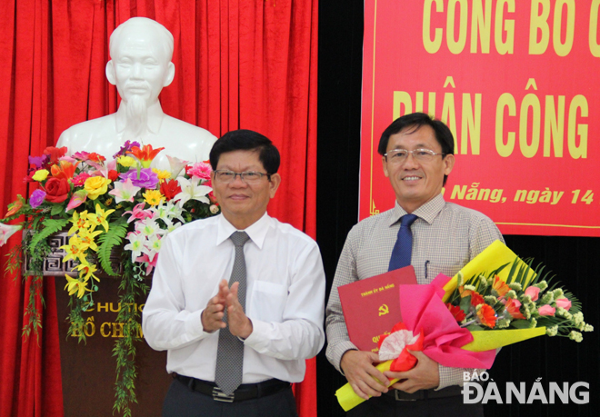 Phó Bí thư Thường trực Thành ủy Võ Công Trí (bên trái) trao quyết định bổ nhiệm cho ông Trần Văn Sơn.  Ảnh: Q.KHẢI