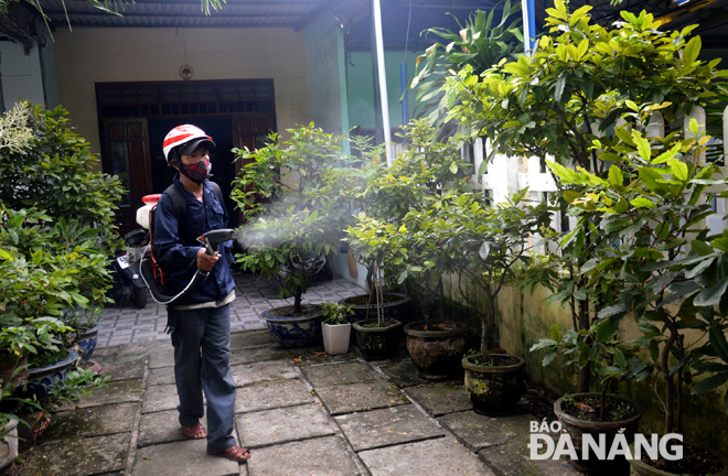 Phun hóa chất diệt muỗi, lăng quăng tại phường Hòa Khánh Nam, quận Liên Chiểu.