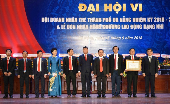 Phó Bí thư Thường trực Thành ủy Võ Công Trí trao tặng Huân chương lao động hạng nhì của Chủ tịch nước cho lãnh đạo Hội Doanh nhân trẻ thành phố nhiệm kỳ 2015-2018