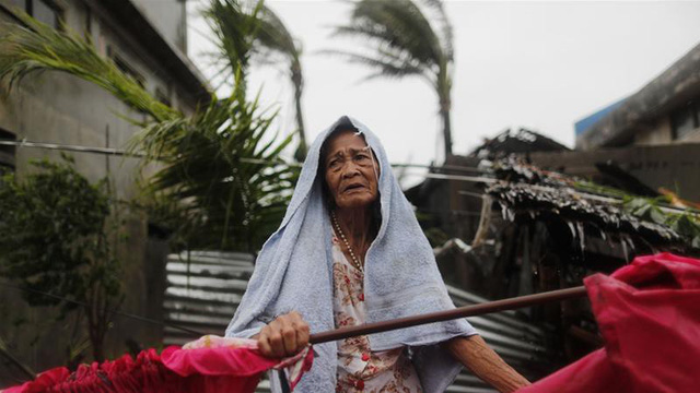 Trong số các nạn nhân thiệt mạng có một trẻ sơ sinh và một trẻ nhỏ 2 tuổi. Hai trẻ nhỏ thiệt mạng cùng cha mẹ sau khi cặp đôi này không chịu sơ tán khỏi một khu vực có nguy cơ bị ảnh hưởng do bão Mangkut tại tỉnh Nueva Vizcaya. Ngoài ra, hai nhân viên cứu hộ cũng tử vong trong các trận sạt lở đất. (Ảnh: EPA)