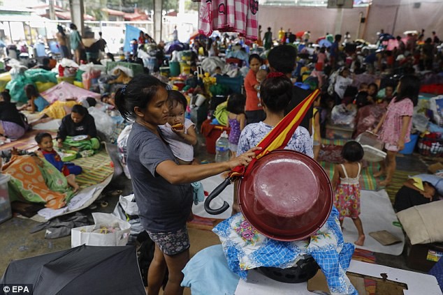 Khoảng 90.000 người đã được sơ tán khỏi các khu vực nguy hiểm và được khuyến cáo không trở về nhà cho tới khi bão đi qua. Philippines đã cho xả nước tại một số đập để giảm bớt lượng nước, song động hái này được cảnh báo có thể gây ra tình trạng ngập lụt ở Luzon. (Ảnh: EPA)