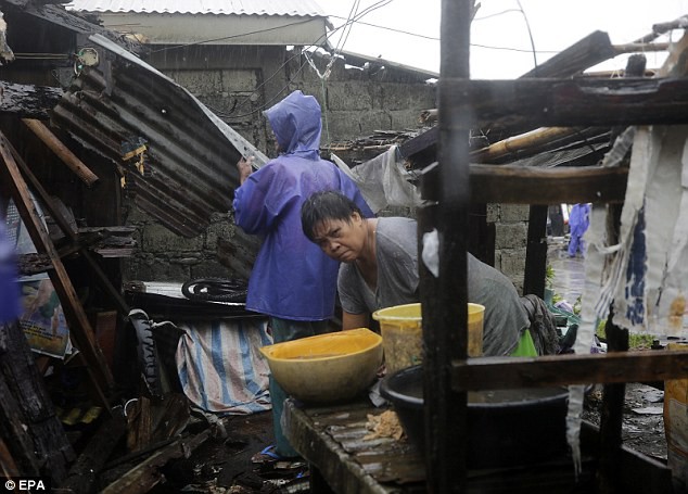 “Hầu hết các ngôi nhà bị phá hủy, mái nhà bị thổi bay. Không có điện, thông tin liên lạc cũng bị cắt”, Rogelio Sending, quan chức chính phủ Philippines tại Tuguegarao, thủ phủ của tỉnh Cagayan - khu vực chịu ảnh hưởng trực tiếp do bão Mangkhut, nói với Reuters. (Ảnh: EPA)