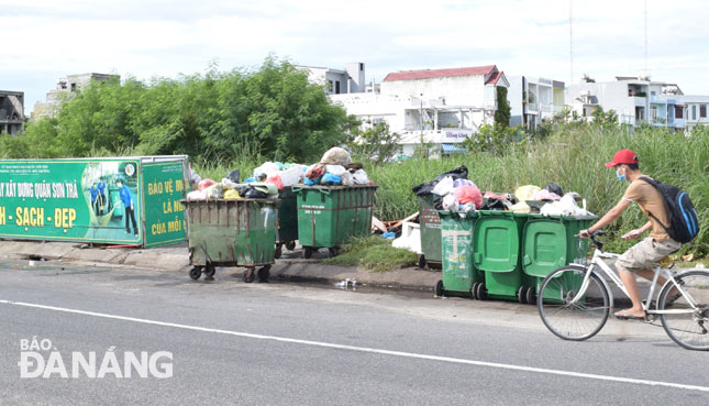 Rác thải tồn đọng và tập kết về nhiều, gây mất vệ sinh môi trường và mỹ quan đô thị trên đường Trần Thánh Tông, quận Sơn Trà. Ảnh: HOÀNG HIỆP