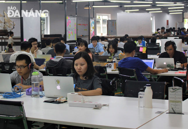 Nhiều doanh nghiệp tự đào tạo nhân sự để đáp ứng nhu cầu của chính mình.  Trong ảnh: Các nhân viên làm việc tại Công ty TNHH Asian Tech Đà Nẵng.