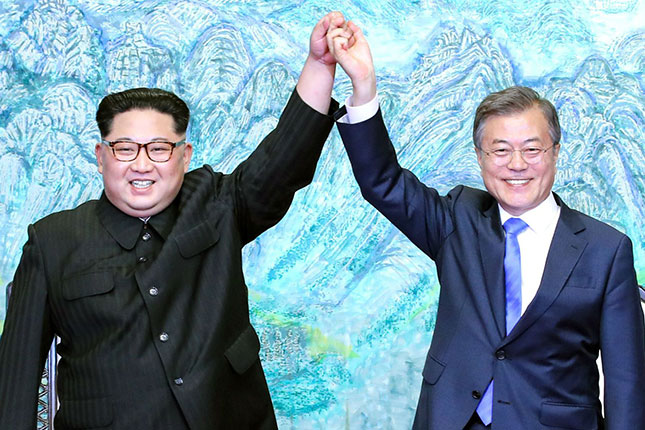 Nhà lãnh đạo Triều Tiên Kim Jong-un (trái) gặp gỡ Tổng thống Hàn Quốc Moon Jae-in tại Nhà Hòa bình ở làng đình chiến Panmunjom ngày 27-4-2018. Ảnh: Getty Images