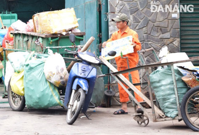 Việc thu gom rác bằng sức người chiếm đến 70% tổng khối lượng rác thải.