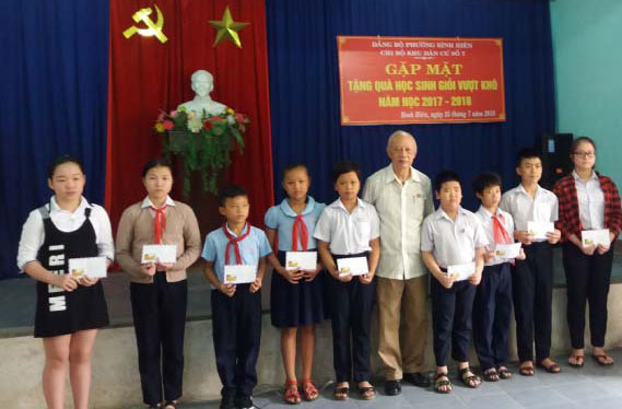 Chi bộ KDC tặng quà cho học sinh nghèo vượt khó học giỏi ở phường Bình Hiên, quận Hải Châu.