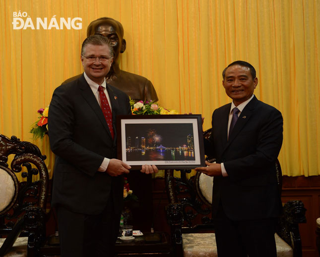 Bí thư Thành ủy Trương Quang Nghĩa (bên phải) tiếp Đại sứ đặc mệnh toàn quyền Hoa Kỳ tại Việt Nam Daniel J. Kritenbrink. Ảnh: TRỌNG HÙNG