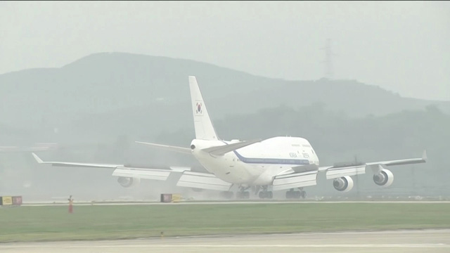 Máy bay của Tổng thống Hàn Quốc đến Triều Tiên sáng nay (Ảnh: Reuters)
