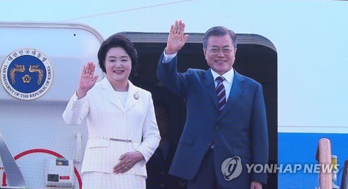 Tổng thống Hàn Quốc Moon Jae-in và phu nhân Kim Jung-soo lên đường tới Triều Tiên (Ảnh: Yonhap)