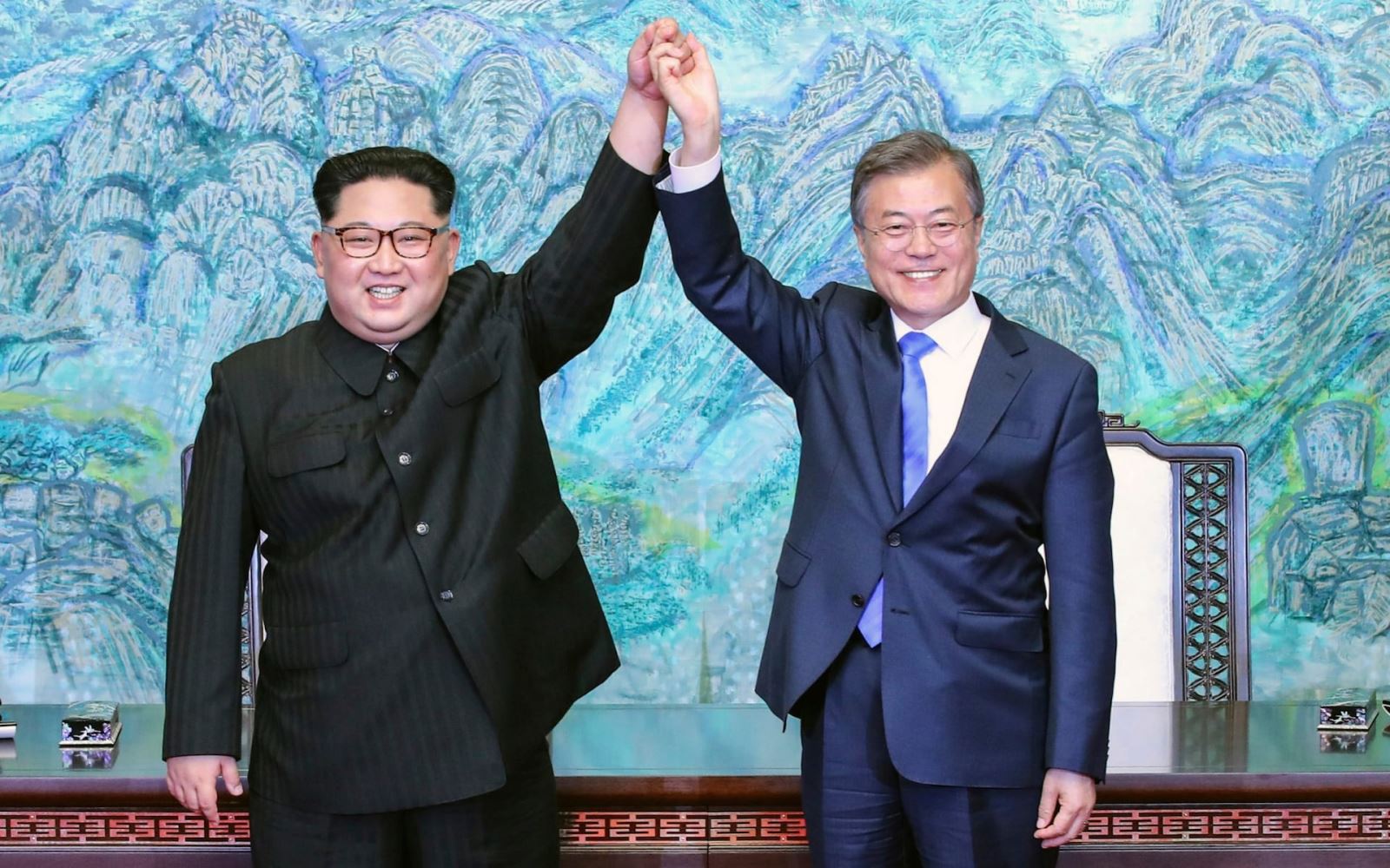 Nhà lãnh đạo Triều Tiên Kim Jong-un (trái) và Tổng thống Hàn Quốc Moon Jae-in. Ảnh: Yonhap
