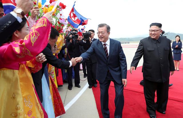Người dân Triều Tiên nhiệt liệt đón chào Tổng thống Hàn Quốc tới thăm Bình Nhưỡng. (Ảnh: Reuters)