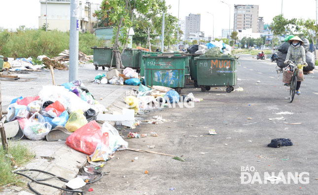 Một đoạn đường Trần Văn Trứ (quận Hải Châu) trở thành điểm tập kết rác thải lớn. 							        Ảnh: HOÀNG HIỆP