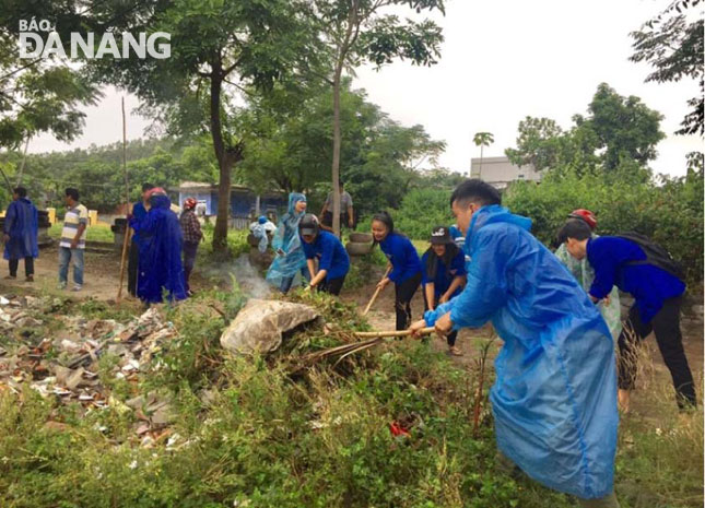 Các đoàn viên thanh niên phường Hòa Hiệp Bắc ra quân dọn dẹp vệ sinh môi trường, góp phần dập dịch sốt xuất huyết.