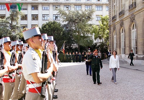 Hai Bộ trưởng duyệt đội danh dự quân đội Pháp