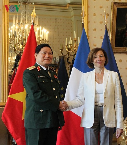 Bộ trưởng Bộ Quốc phòng Ngô Xuân Lịch bắt tay cùng Bộ trưởng Quân đội Pháp