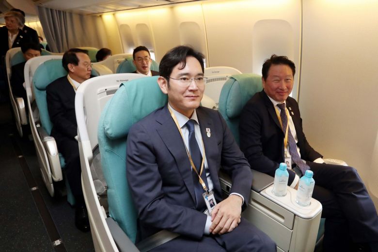 Gần 20 lãnh đạo tập đoàn Hàn Quốc lên đường cùng với Tổng thống Hàn Quốc Moon Jae-in tới Triều Tiên sáng 18/9. Ảnh: AFP