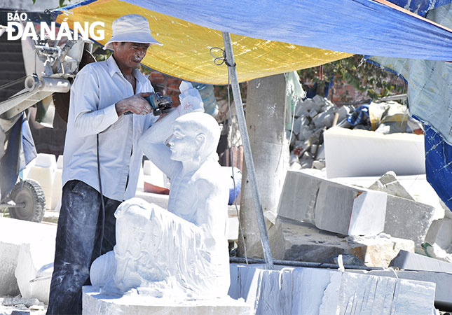 Công nhân làng nghề đá mỹ nghệ Non Nước hiện có thu nhập ổn định. 