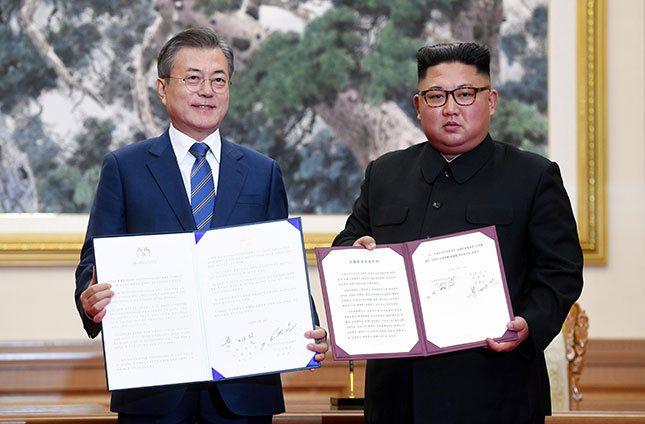 Tổng thống Hàn Quốc Moon Jae-in (trái) và nhà lãnh đạo Triều Tiên Kim Jong-un ký kết thỏa thuận hòa bình Bình Nhưỡng. Ảnh: Getty Images