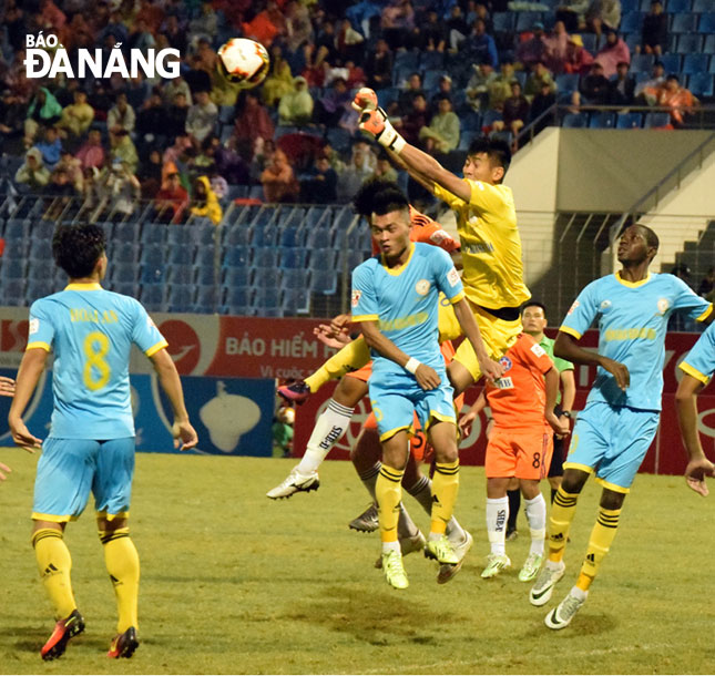 Trận hòa 0-0 với SHB Đà Nẵng (áo cam) trong trận đấu sớm, Sanna Khánh Hòa giữ vững vị trí thứ nhì sau vòng đấu thứ 23 V-League 2018. Ảnh: ANH VŨ