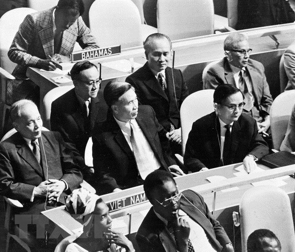 Đoàn Việt Nam do Bộ trưởng Ngoại giao Nguyên Duy Trinh dẫn đầu dự kỳ họp thứ 32 Đại hội đồng Liên Hợp quốc tại New york (Mỹ) ngày 20/9/1977. Khoá họp đã thông qua nghị quyết công nhận Việt Nam là thành viên của Liên hợp quốc. (Ảnh: Tư liệu TTXVN)