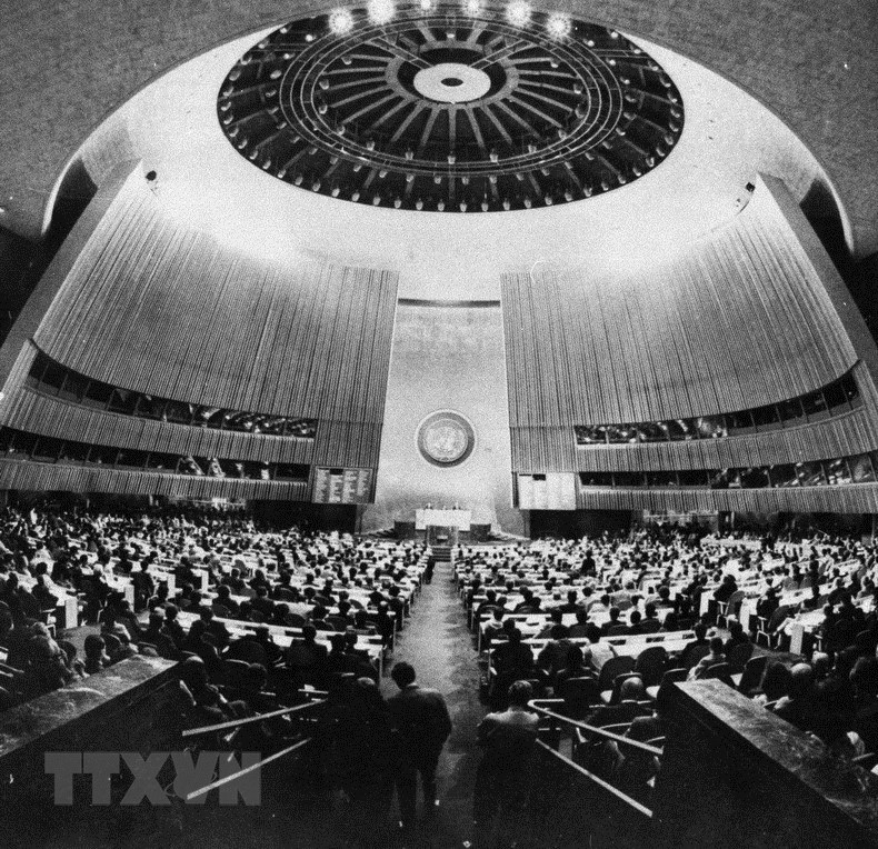 Phiên khai mạc Kỳ họp thứ 32 Đại hội đồng Liên hợp quốc tại New York (Mỹ) ngày 20/9/1977 thông qua Nghị quyết công nhận Việt Nam là thành viên của Liên hợp quốc. (Ảnh: Tư liệu TTXVN)