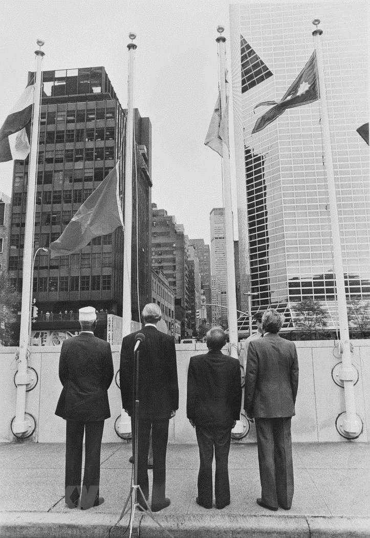 Lễ kéo cờ Việt Nam tại trụ sở Liên hợp quốc ngày 20/9/1977, đánh dấu sự kiện Việt Nam chính thức là thành viên của Liên hợp quốc. (Ảnh: Tư liệu TTXVN)