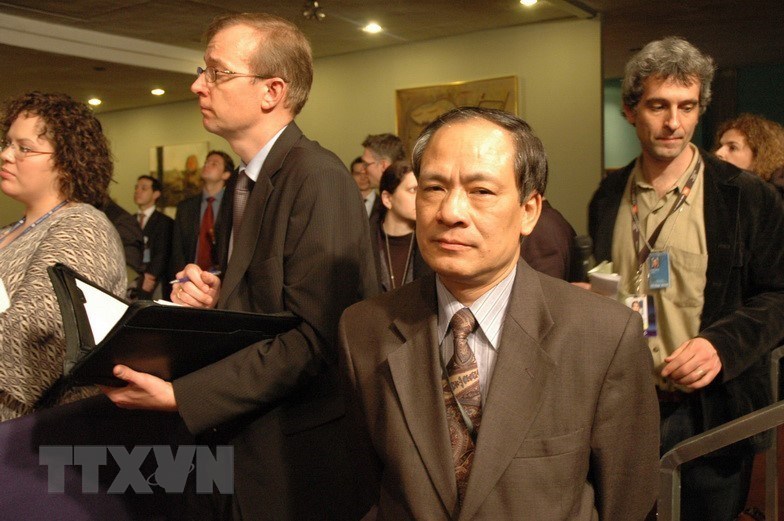 Đại sứ Đặc mệnh toàn quyền, Trưởng phái đoàn Việt Nam tại Liên hợp quốc Lê Lương Minh dự phiên họp của Hội đồng Bảo an Liên Hợp quốc về vấn đề Kosovo ngày 18/2/2008. (Ảnh: Tư liệu TTXVN)