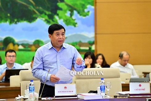 Bộ trưởng Bộ Kế hoạch và Đầu tư Nguyễn Chí Dũng trình bày tờ trình (Ảnh:quochoi.vn)