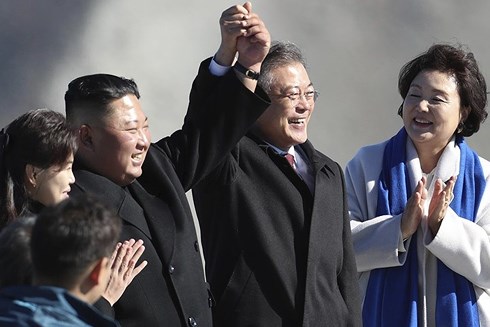 Nhà lãnh đạo Triều Tiên Kim Jong-un (trái) và Tổng thống Hàn Quốc Moon Jae-in nắm tay nhau trên đỉnh Peakdu. (Ảnh: AP)