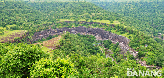 Tọa lạc ở lưng chừng núi, bên dưới là dòng sông Waghur uốn khúc theo hình móng ngựa, hang động Ajanta được khoét sâu vào bên trong vách núi đá thẳng đứng cao 80m. 