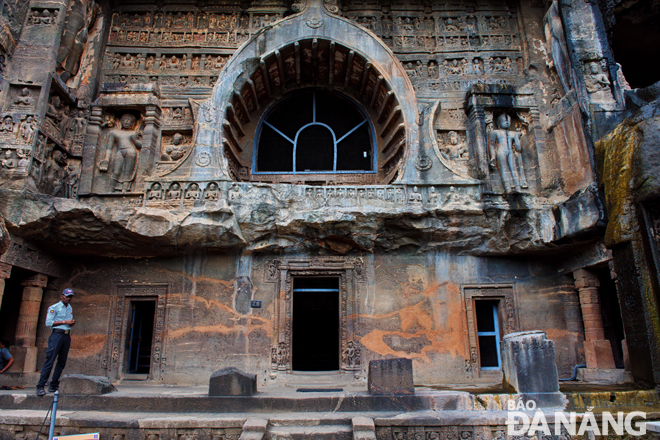 Không chỉ có hệ thống hang động, Ajanta đặc biệt nổi danh với những bức bích họa trên vách đá và trần hang. Tổng cộng ở Ajanta có đến 500 bức. Màu sắc tranh được làm từ các chất khoáng và các chất có nguồn gốc thực vật nên vừa hài hòa, vừa tương phản mà vẫn tươi nguyên qua nhiều thế kỷ. 