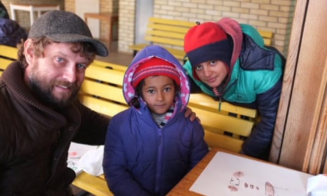 Ben Quilty và cô bé tị nạn Heba ở Serbia.