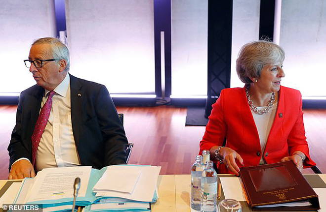 Thủ tướng Anh Theresa May không tìm được tiếng nói chung với các nhà lãnh đạo Liên minh châu Âu (EU) tại hội nghị Salzburg. Trong ảnh: Bà May (phải) và Chủ tịch Ủy ban châu Âu Jean-Claude Juncker tại hội nghị. Ảnh: Reuters