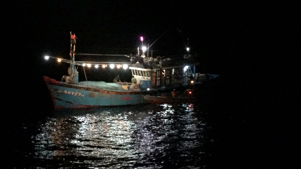 Lực lượng cứu hộ nhanh chóng tiếp cận tàu cá để cấp cứu cho thuyển viên vượt qua cơn nguy hiểm trước khi đưa về bờ cấp cứu