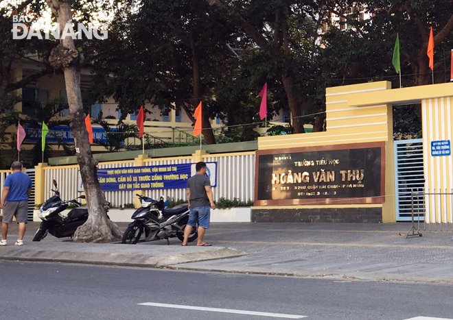 Vịnh dừng xe trước Trường tiểu học Hoàng Văn Thụ góp phần giảm ùn tắc giao thông trên đường Trần Phú. 