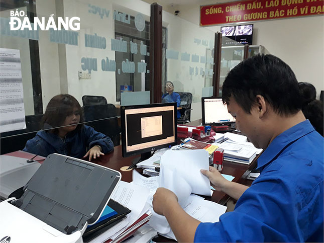 Cán bộ bộ phận “một cửa điện tử” UBND phường Bình Thuận giải quyết thủ tục cho người dân.