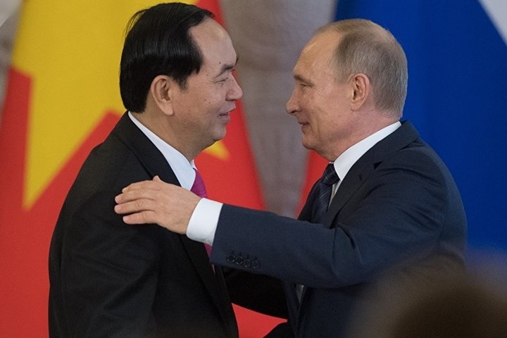 Cử chỉ thân thiết giữa Tổng thống Nga Vladimir Putin và Chủ tịch Việt Nam Trần Đại Quang trong một lần gặp gỡ. Ảnh: Sputnik.
