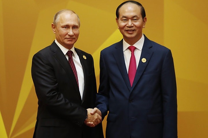 Tổng thống Vladimir Putin bắt tay Chủ tịch Trần Đại Quang khi ông Putin tới dự Hội nghị Cấp cao APEC ở Đà Nẵng, Việt Nam, vào tháng 11-2017. Ảnh: Reuters.