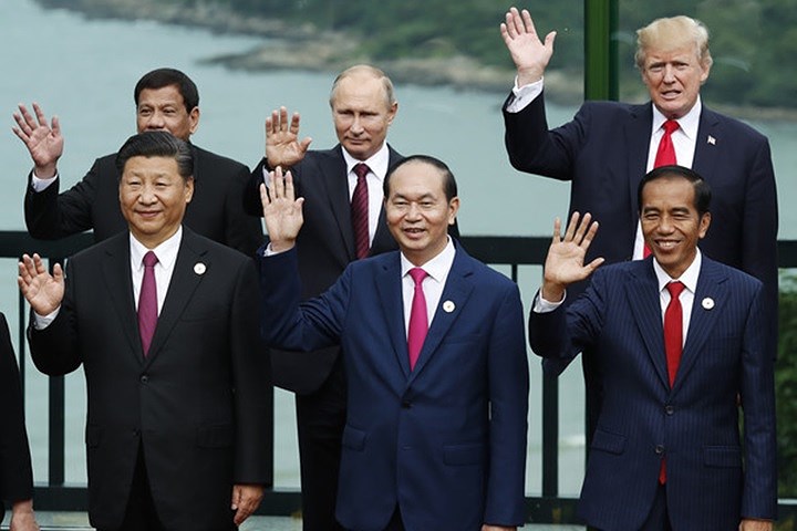 Tổng thống Vladimir Putin xuất hiện phía sau lưng (hơi dịch sang trái) Chủ tịch Trần Đại Quang trong bức ảnh tập thể của lãnh đạo các nền kinh tế thành viên APEC tại sự kiện APEC tổ chức ở Đà Nẵng, vào ngày 11-11-2017. Ảnh: AFP.