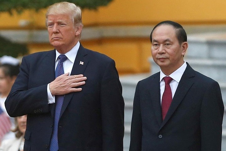 Còn đây là bức ảnh Chủ tịch nước Trần Đại Quang (bìa phải) đang đứng bên Tổng thống Mỹ Donald Trump trong lễ đón chính thức dành cho ông Trump tại Phủ Chủ tịch ở Hà Nội ngày 12-11-2017. Ảnh: Reuters.