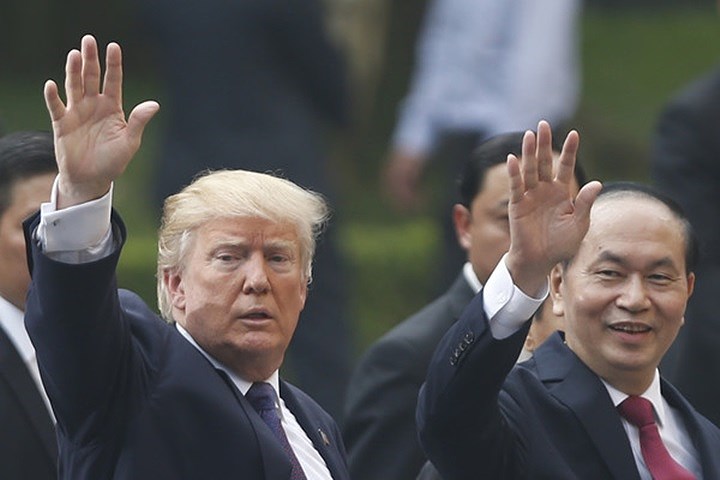 Chủ tịch Trần Đại Quang (bìa phải) và Tổng thống Mỹ Donald Trump vẫy tay chào sau buổi họp báo tại Phủ Chủ tịch. Ảnh: AFP.