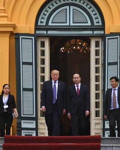 Khoảnh khắc Tổng thống Trump và Chủ tịch Trần Đại Quang cùng bước xuống để dự cuộc họp báo chung hôm 12/11/2017. Ảnh: AFP.