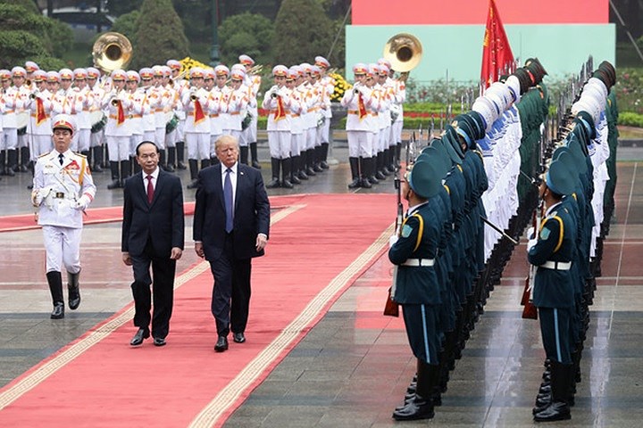 Trước đó, hai nhà lãnh đạo Trần Đại Quang và Donald Trump cùng duyệt đội danh dự Quân đội Nhân dân Việt Nam. Ảnh: AFP.