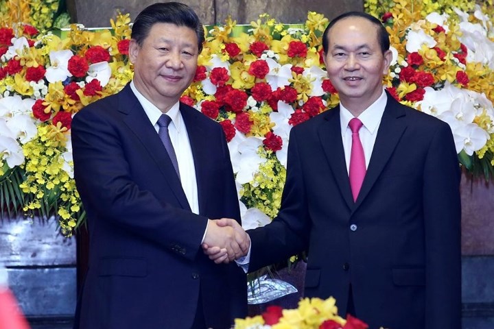 Chủ tịch nước Trần Đại Quang (bìa phải) bắt tay Chủ tịch Trung Quốc Tập Cận Bình tại Phủ Chủ tịch ở Hà Nội vào ngày 13-11-2017. Ảnh: Reuters.
