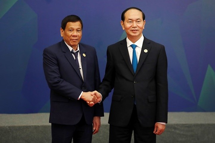   Vị Tổng thống cá tính của Philippines Rodrigo Duterte (bên trái) bắt tay với Chủ tịch nước Trần Đại Quang khi ông Duterte tới dự một cuộc đối thoại trong khuôn khổ APEC 2017. Ảnh: AFP.