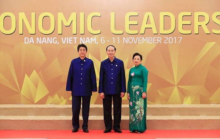 Thủ tướng Nhât Shinzo Abe (trái) chụp ảnh lưu niệm với Chủ tịch nước Trần Đại Quang và phu nhân tại Hội nghị Cấp cao APEC 2017. Ảnh: AFP.