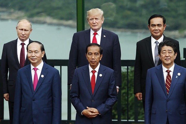 Thủ tướng Shinzo Abe xuất hiện trong bức ảnh tập thể chụp chung với Chủ tịch Trần Đại Quang. Ông Abe (hàng trước, bìa phải) chỉ đứng cách Chủ tịch có một người. Ảnh: AFP.