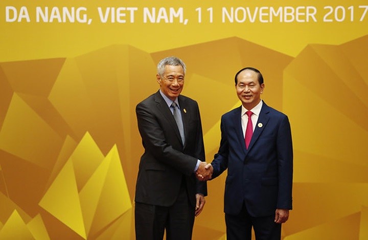 Thủ tướng Singapore Lý Hiển Long (trái) tươi cười bắt tay Chủ tịch nước Trần Đại Quang khi ông Lý tới dự APEC 2017 ở Đà Nẵng. Ảnh: AFP.